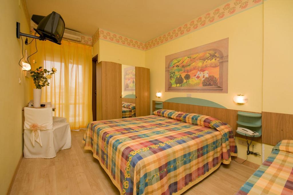 Hotel Mocambo Piscina E Spiaggia San Benedetto del Tronto Room photo