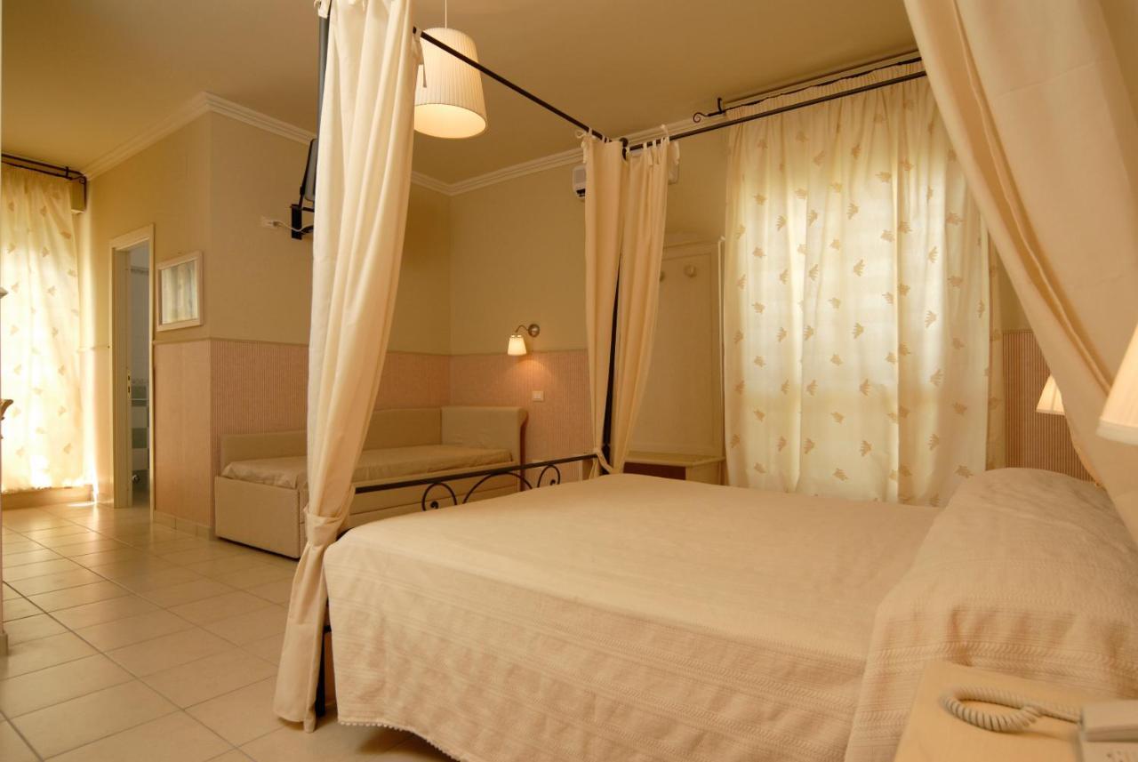 Hotel Mocambo Piscina E Spiaggia San Benedetto del Tronto Exterior photo