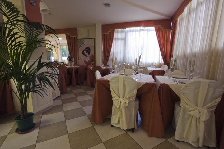 Hotel Mocambo Piscina E Spiaggia San Benedetto del Tronto Exterior photo
